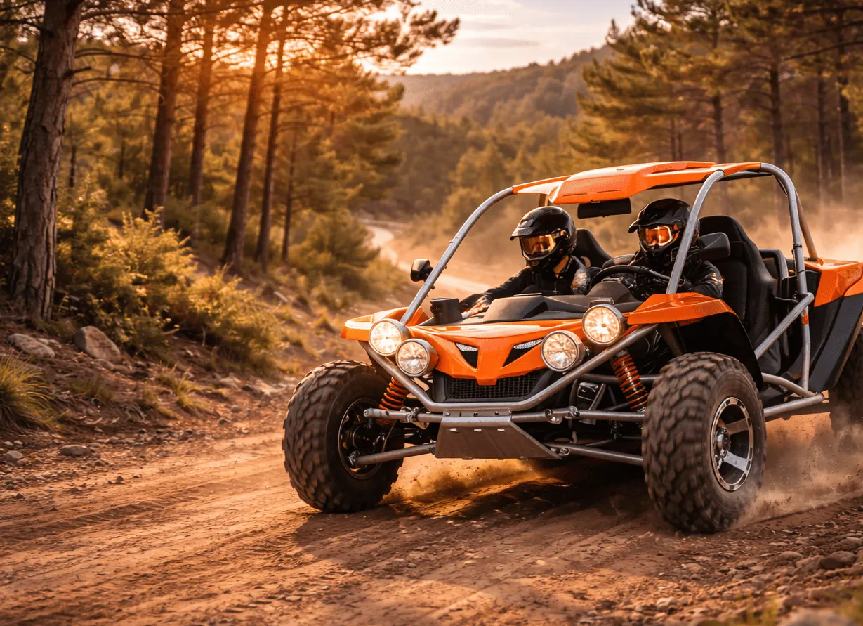 Buggy circulando por un camino entre pinares